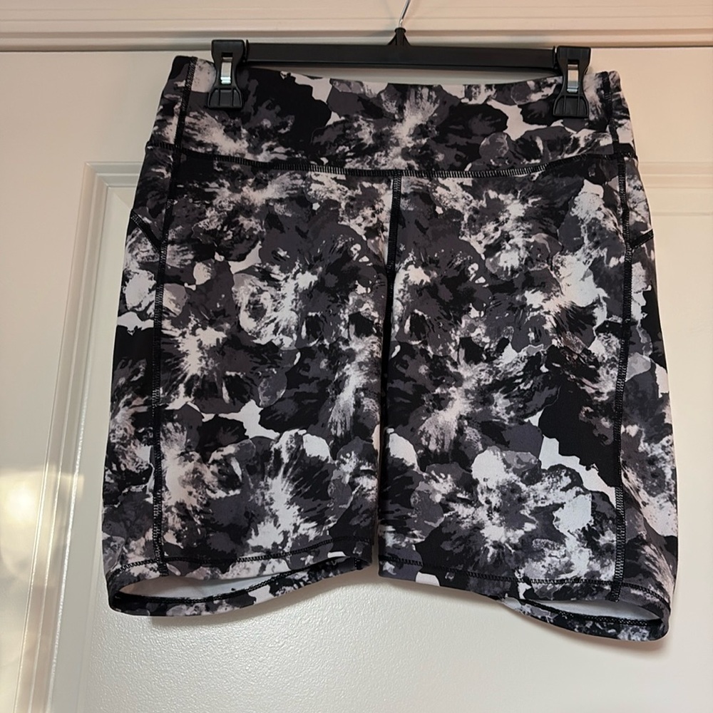 GapFit Women’s Black & White Biker Shorts